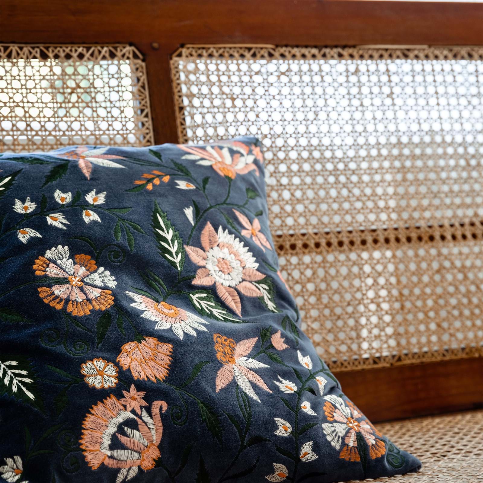 Suri Velvet Cushion Cover 50x50 från Vålamagasinet Prydnadskuddar, Chhatwal & Jonsson, Image-2