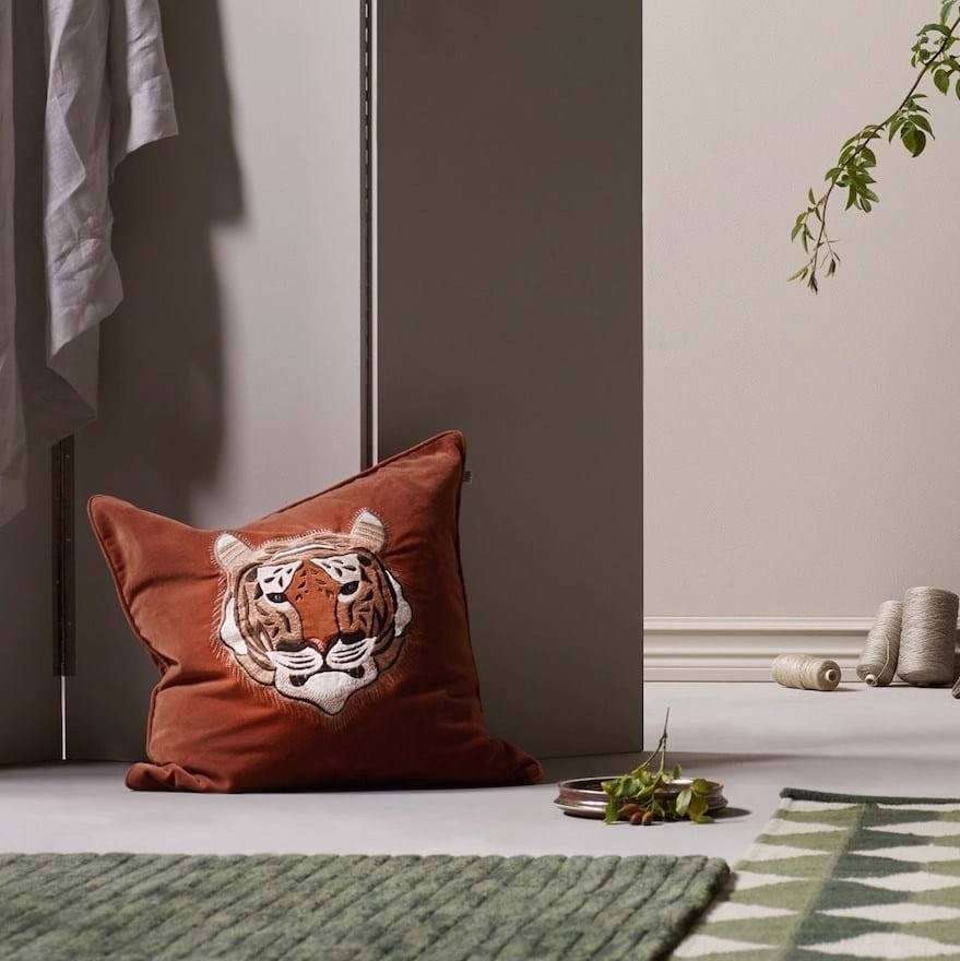 Tiger Embroidered Velvet Cushion Cover 50x50 cm från Vålamagasinet Prydnadskuddar, Chhatwal & Jonsson, Image-2