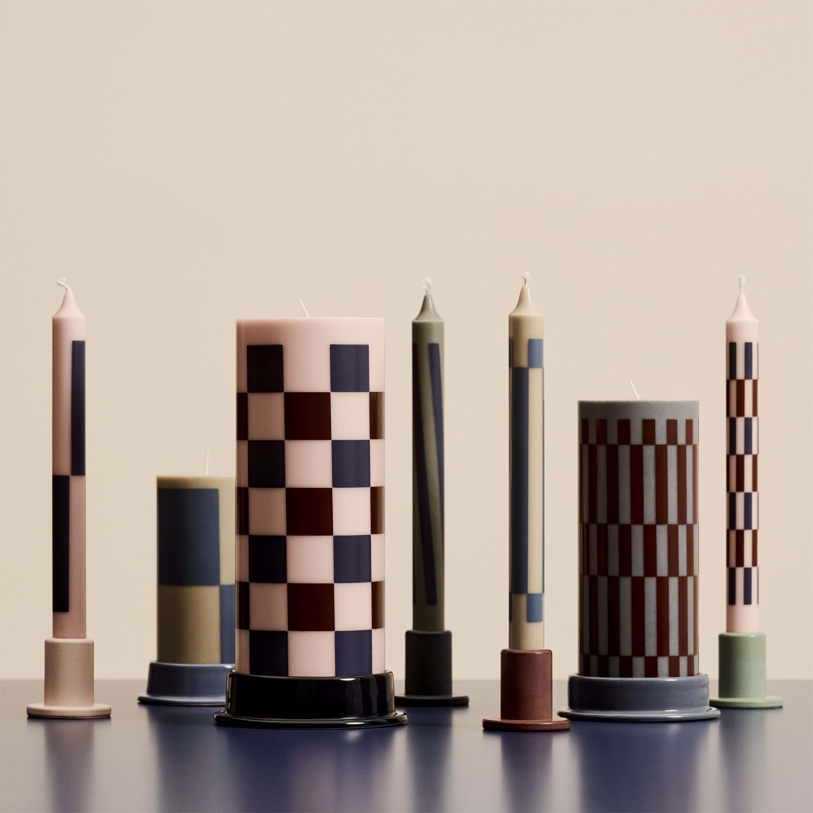 Tube Candleholder Concrete Small från Vålamagasinet Ljusstakar och ljuslyktor, HAY, Image-2