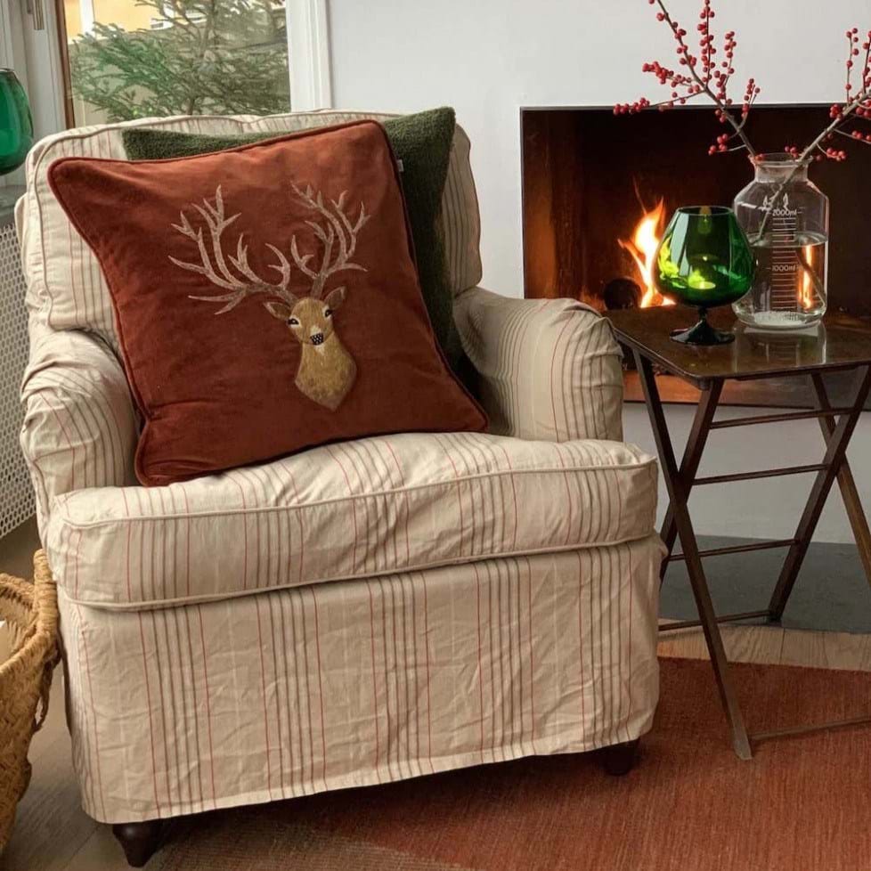 Reindeer Embroidered Velvet Kuddfodral 50x50 från Vålamagasinet Prydnadskuddar, Chhatwal & Jonsson, Image-2