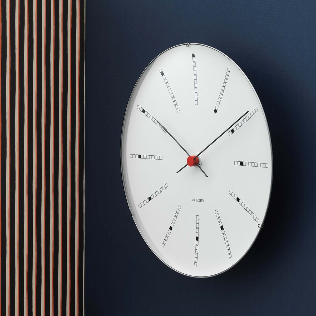 AJ Bankers Wallclock White från Vålamagasinet Klockor, Arne Jacobsen Tableclock, Image-3