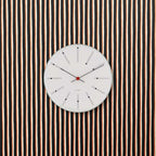AJ Bankers Wallclock White från Vålamagasinet Klockor, Arne Jacobsen Tableclock, Image-2
