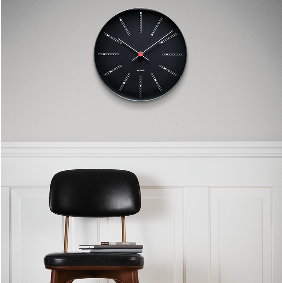 AJ Bankers Wallclock Black från Vålamagasinet Klockor, Arne Jacobsen Tableclock, Image-2