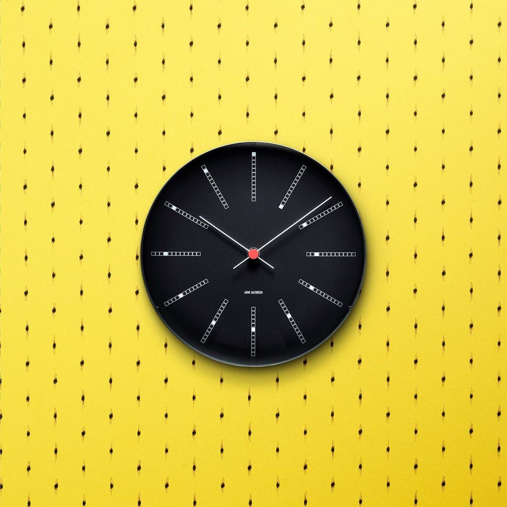AJ Bankers Wallclock Black från Vålamagasinet Klockor, Arne Jacobsen Tableclock, Image-3