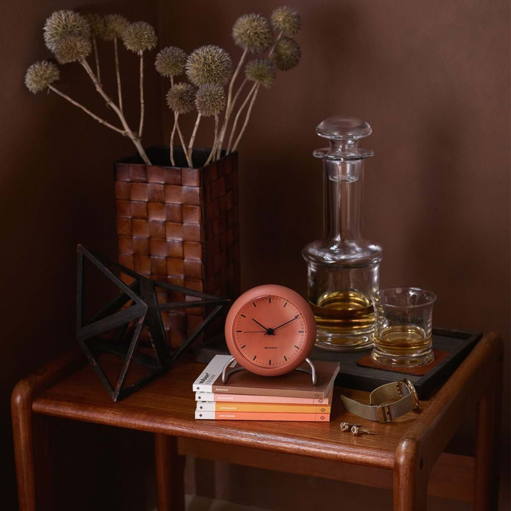 AJ Table Clock City Hall från Vålamagasinet Klockor, Arne Jacobsen Tableclock, Image-2