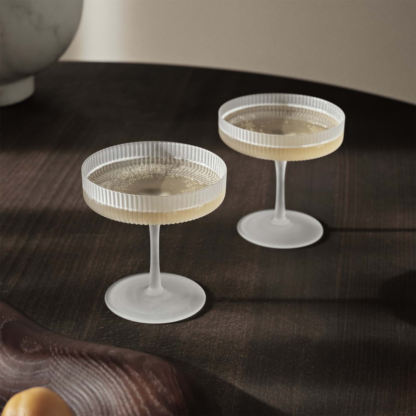 Ripple Champagne Saucers Set Of 2 från Vålamagasinet Tallrikar och glas, Ferm Living, Image-2