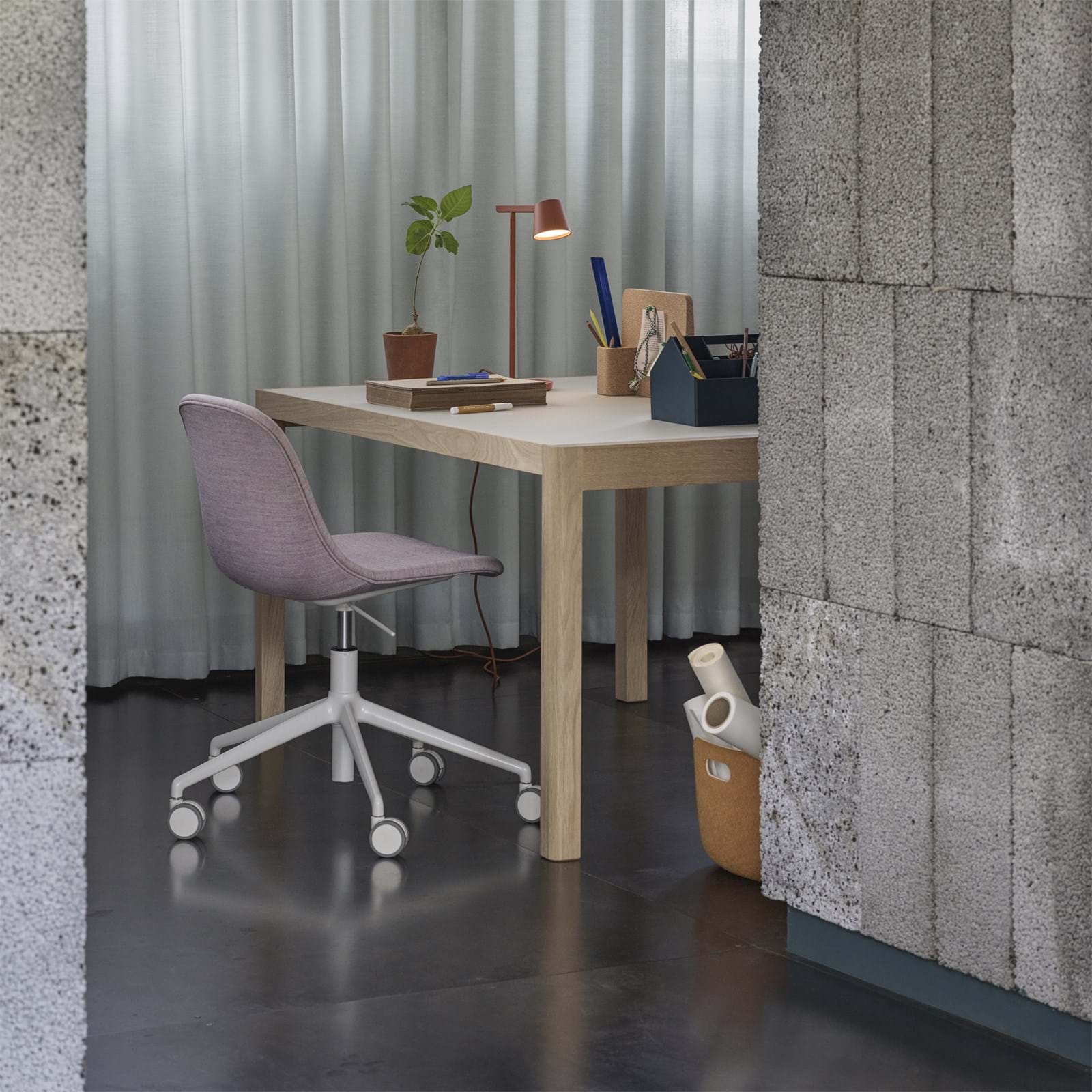 Fiber Side Chair Swivel Base Leather från Vålamagasinet Skrivbordsstolar, Muuto, Image-2