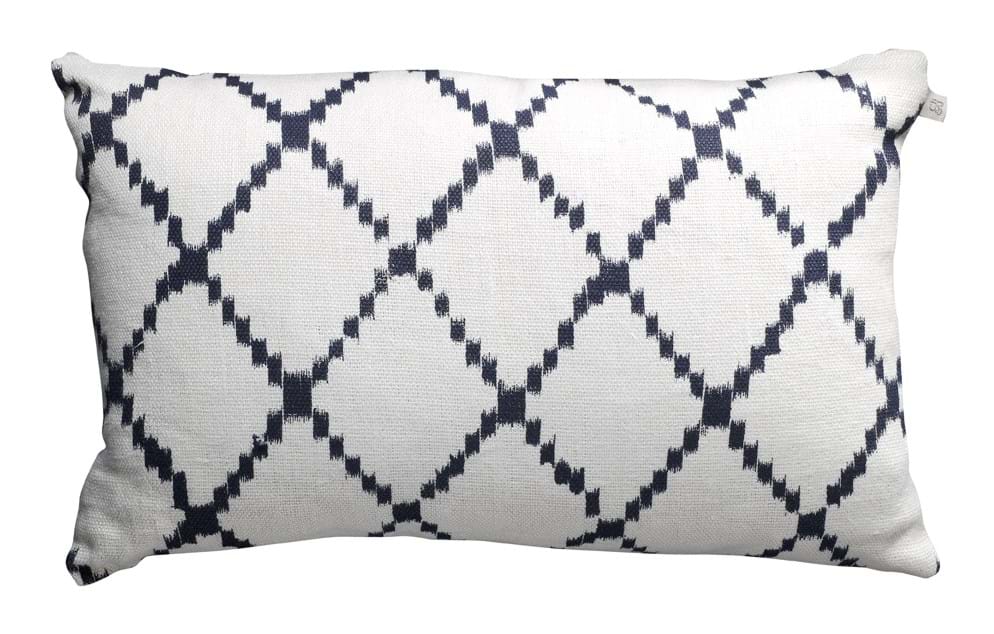 Ikat Kerela Cushion Cover 40x60 cm från Vålamagasinet Prydnadskuddar, Chhatwal & Jonsson, Image-1