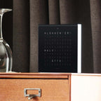 Earth 13.5 Pure från Vålamagasinet Klockor, Qlocktwo, Image-2