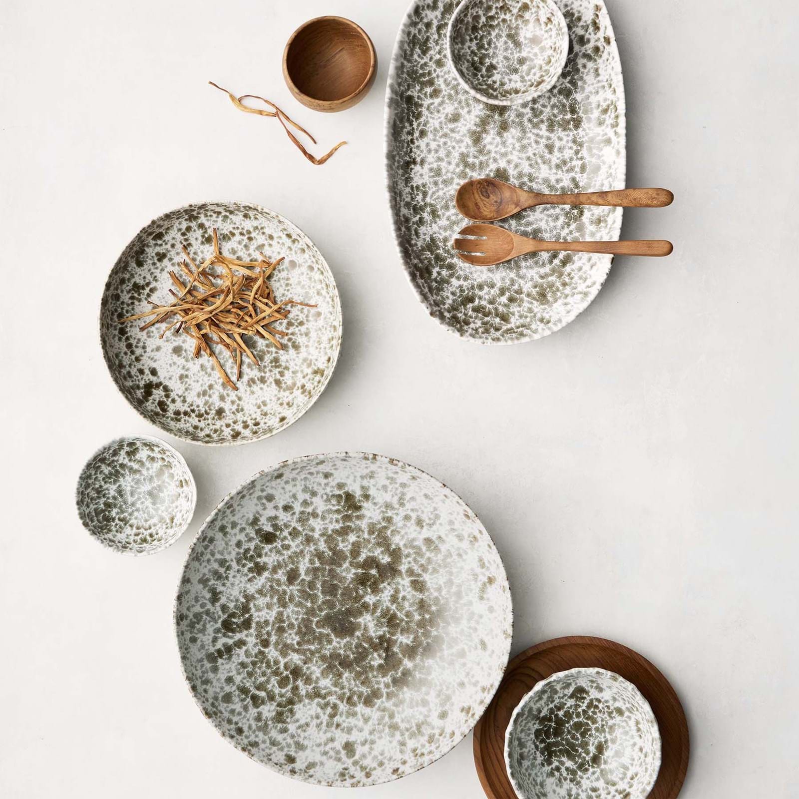 Rivoli Serving Plate från Vålamagasinet Skålar och serveringsfat, Tell Me More, Image-2