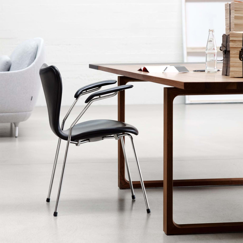Sjuan 3207 Karmstol Helklädd från Vålamagasinet Matstolar, Fritz Hansen, Image-3